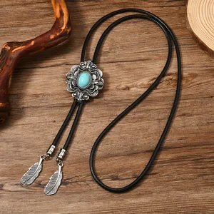 Detailaufnahme von Bolo Tie mit Türkisstein und geschnitzten floralen Mustern