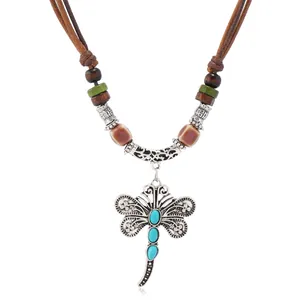 Collar bohemio de cuerda trenzada con colgante de libélula plateada y piedras turquesas