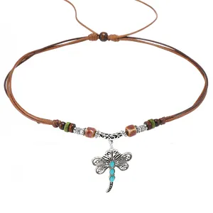 Detalle del collar boho ajustable con colgante de libélula y cuentas turquesas