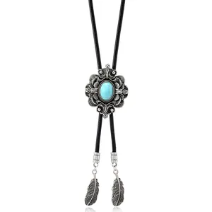 Detailaufnahme des Vintage-Bolo-Tie mit Türkis-Mittelstück und Metall-Federanhängern