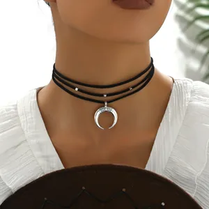 Gros plan sur un ras-du-cou bohème multicouche avec un pendentif en corne argentée vintage