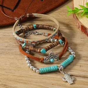 Detalle de las pulseras bohemias multicapa con piedras turquesas y colgante de cactus