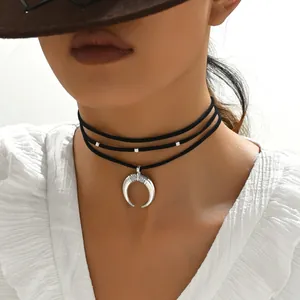 Gros plan du collier choker noir à trois rangs avec pendentif croissant de lune