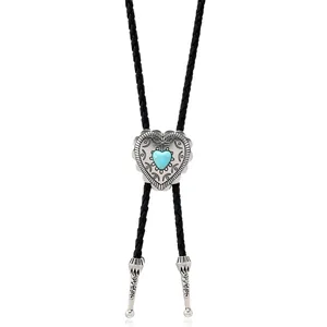 Detail der Vintage Herz Türkis Bolo Tie mit gravierten Metallspitzen und schwarzer Kordel