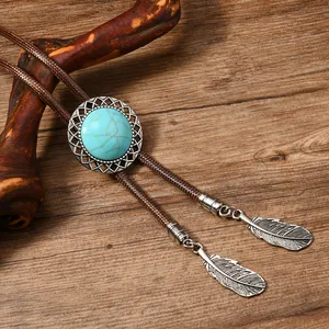 Detail der Vintage-Bolo-Krawatte mit Türkisstein, Silberschieber und Metallfederanhänger