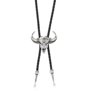 Detailansicht der Vintage-Silber-Bolo-Tie mit eingravierten Türkis-Sternenmustern