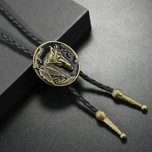 Details von Western-Bolo-Tie mit antikgoldener Pferdekopfgravur und Lederkordel