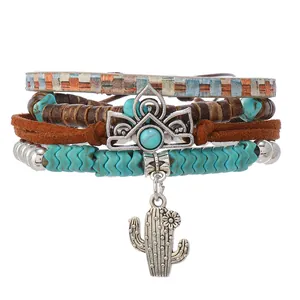 Detalle de la pulsera multicapa estilo western con colgante de cactus y cuentas turquesas
