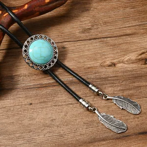 Details einer Vintage-Bolo-Krawatte mit Türkisstein und Metallfeder-Anhängern