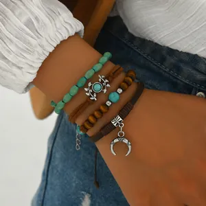 Detalle de set de pulseras elásticas con cuentas de turquesa y cabeza de toro