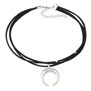 Détail d'un collier ras du cou multicouche noir avec pendentif croissant de lune vintage