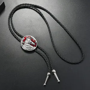 Nahaufnahme der Western-Bolo-Krawatte mit Pferde-Emblem, roter Emaille und Flechtleder