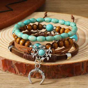 Detalle de una pulsera bohemia multicapa con cuentas turquesas y colgante de luna