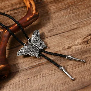 Detail der silbernen Schmetterlings-Bolo-Krawatte mit aufwendigen Flügeln und Lederband