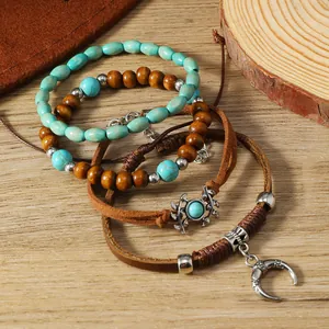 Primer plano de cuentas turquesas bohemias y pulseras con dije de cuerno en madera