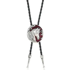 Details der Western-Bolo-Krawatte mit graviertem Pferdekopf und rotem Emaille-Inlay