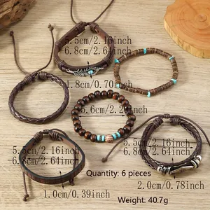 Dettaglio del set di 6 bracciali in pelle da uomo con perle turchesi e piuma