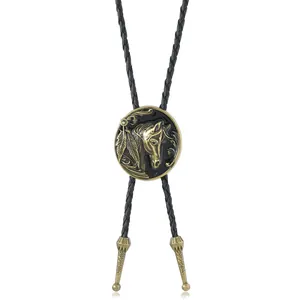 Details der Vintage Gold Pferde-Bolo-Krawatte mit schwarzem Leder und gravierten Federn
