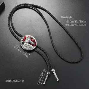 Nahaufnahme der Western-Bolo-Krawatte mit Pferdekopfanstecker und geflochtenem Leder