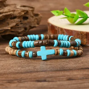 Dettaglio di perle turchesi e strati di legno con ciondolo a croce su legno rustico