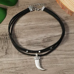 Vue détaillée d'un collier choker à trois rangs avec un pendentif croissant en argent vieilli