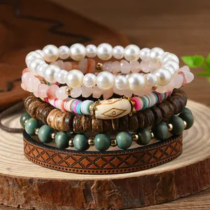 Boho-Mehrlagen-Armbandset mit Perlen, Kunstperlen und einem braunen Lederarmband