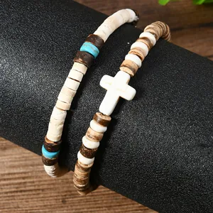 Dettaglio del set di braccialetti con croce in cocco e turchese su espositore nero