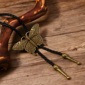 Nahaufnahme der Vintage Bolo-Krawatte mit Bronze-Schmetterling auf rustikalem Holz