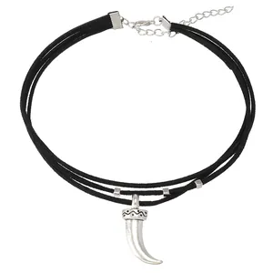 Détail d'un collier choker noir à trois rangs avec pendentif corne argentée et chaîne