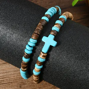 Dettaglio del bracciale multistrato in perline di turchese e legno con ciondolo a croce