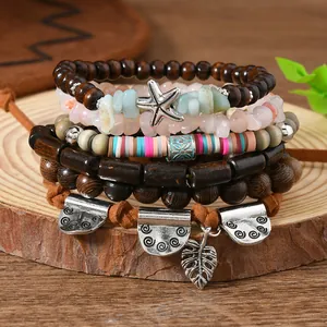 Nahaufnahme von Bohemian-Mehrlagenarmbändern mit Holzperlen, Steinen und Seesternen