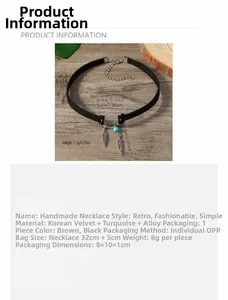Détail d'un choker bohème en velours avec plumes métalliques et perle turquoise