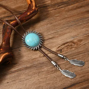 Detail der Vintage Bolo Tie mit türkisfarbenem Stein und silbernen Federanhängern