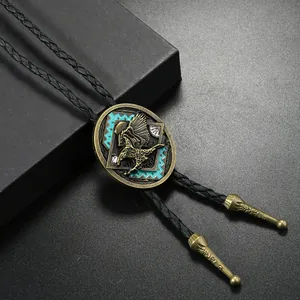Detail der Western-Bolo-Krawatte mit goldenem Adler-Emblem und schwarzer Lederkordel