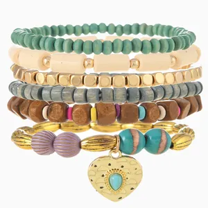 Detail eines 6-teiligen Boho-Armband-Sets mit türkisfarbenen Perlen und Herzanhänger