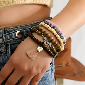 Detail von fünf Bohemian-Stapelarmbändern mit Perlen, Sonnenblume und Herzanhänger
