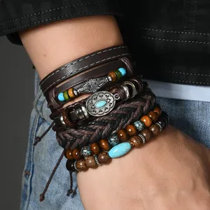 Dettaglio di bracciali multistrato in pelle stile western con testa di toro e perline