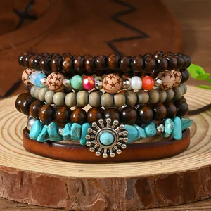 Detailansicht mehrlagiger Boho-Armbänder mit Holzperlen und Leder-Sonnenanhänger im Set
