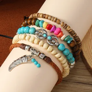 Detalle del conjunto de pulseras bohemias multicapa con cuentas de turquesa