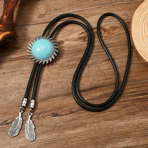 Detail eines Vintage-Bolo-Tie mit Türkis-Sonnenblume und Anhängern aus Federn