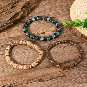 Macro-opname van 3-delige set elastische armbanden van natuurlijk hout en turkoois