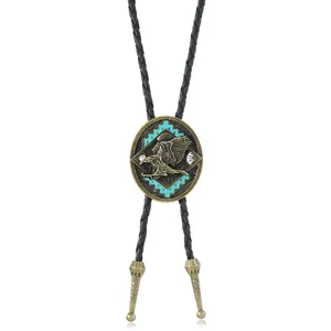 Nahaufnahme der Vintage Bolo-Krawatte mit Adler-Relief und türkisfarbenem Muster auf schwarzem Leder