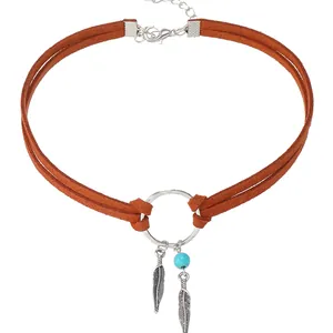 Détail du ras de cou ethnique avec perles bleues, plumes en argent et cordon brun