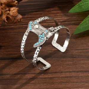 Bracelet manchette style cowboy vintage avec charm botte turquoise et finition martelée
