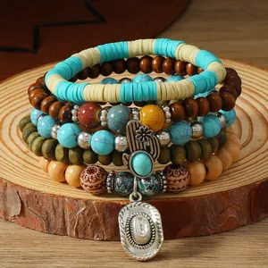 Detalle de pulsera multicapa estilo vaquero con dijes de cactus y sombrero en madera