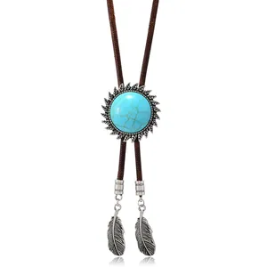 Detail von Western Bolo Tie mit Türkisstein Sonnenblumenbasis und Metallfeder Anhängern