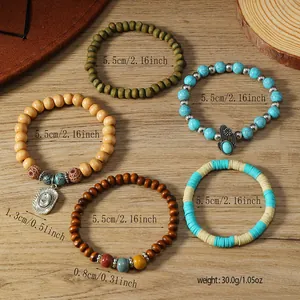 Detalle del juego de cuatro pulseras de cuentas con dije de cactus y diámetro interno 5,5 cm