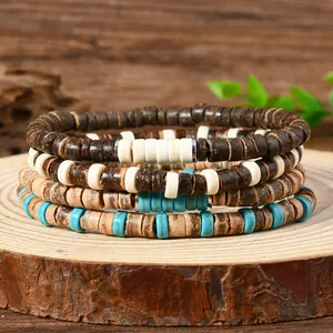 Set di 4 braccialetti impilabili con perline di turchese e guscio di cocco su legno