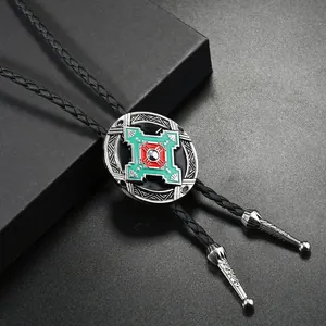 Detailaufnahme einer Vintage-Western-Bolo-Krawatte mit graviertem Schieber und bunter Emaille