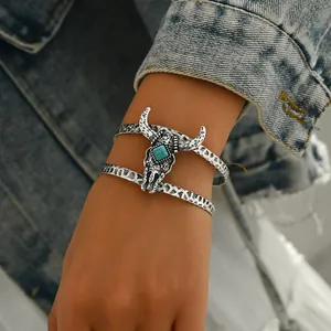 Détail du bracelet manchette argenté vintage avec crâne de taureau et pierre turquoise